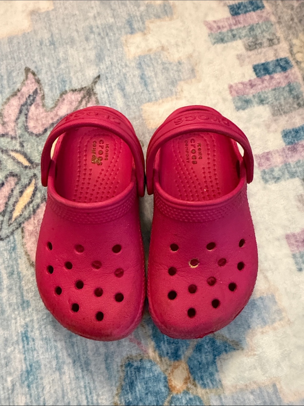 CROCS Kids Classic Clog in Bright Pink